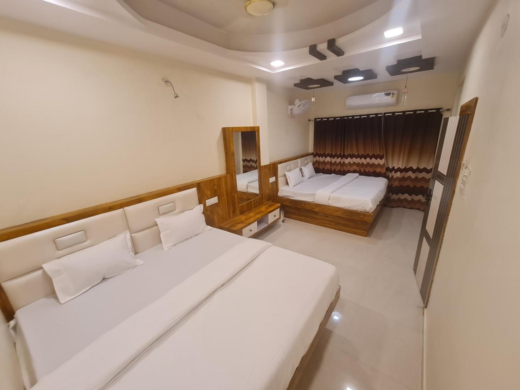 Hotel Empire Ujjain Exteriör bild