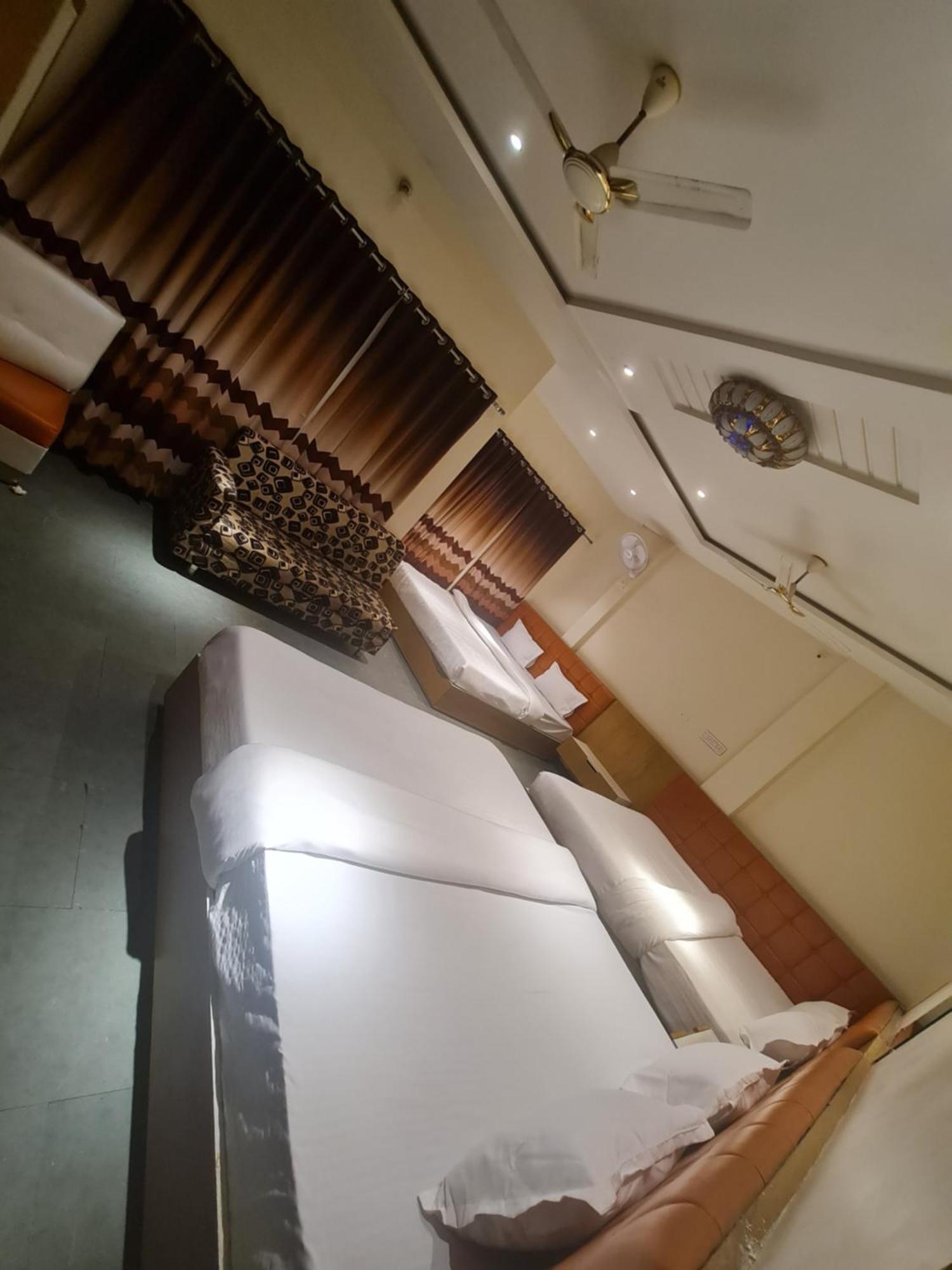 Hotel Empire Ujjain Exteriör bild