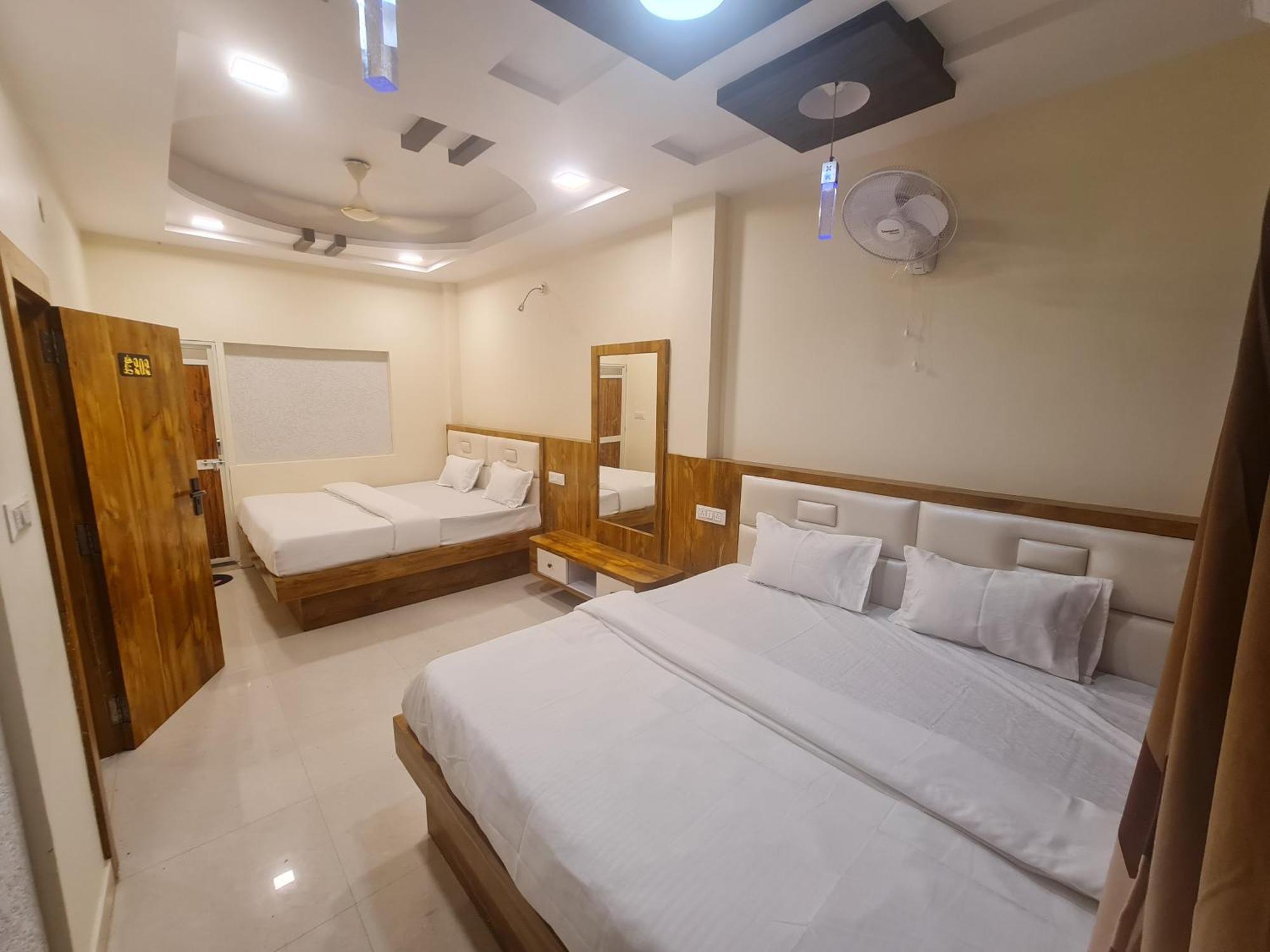 Hotel Empire Ujjain Exteriör bild