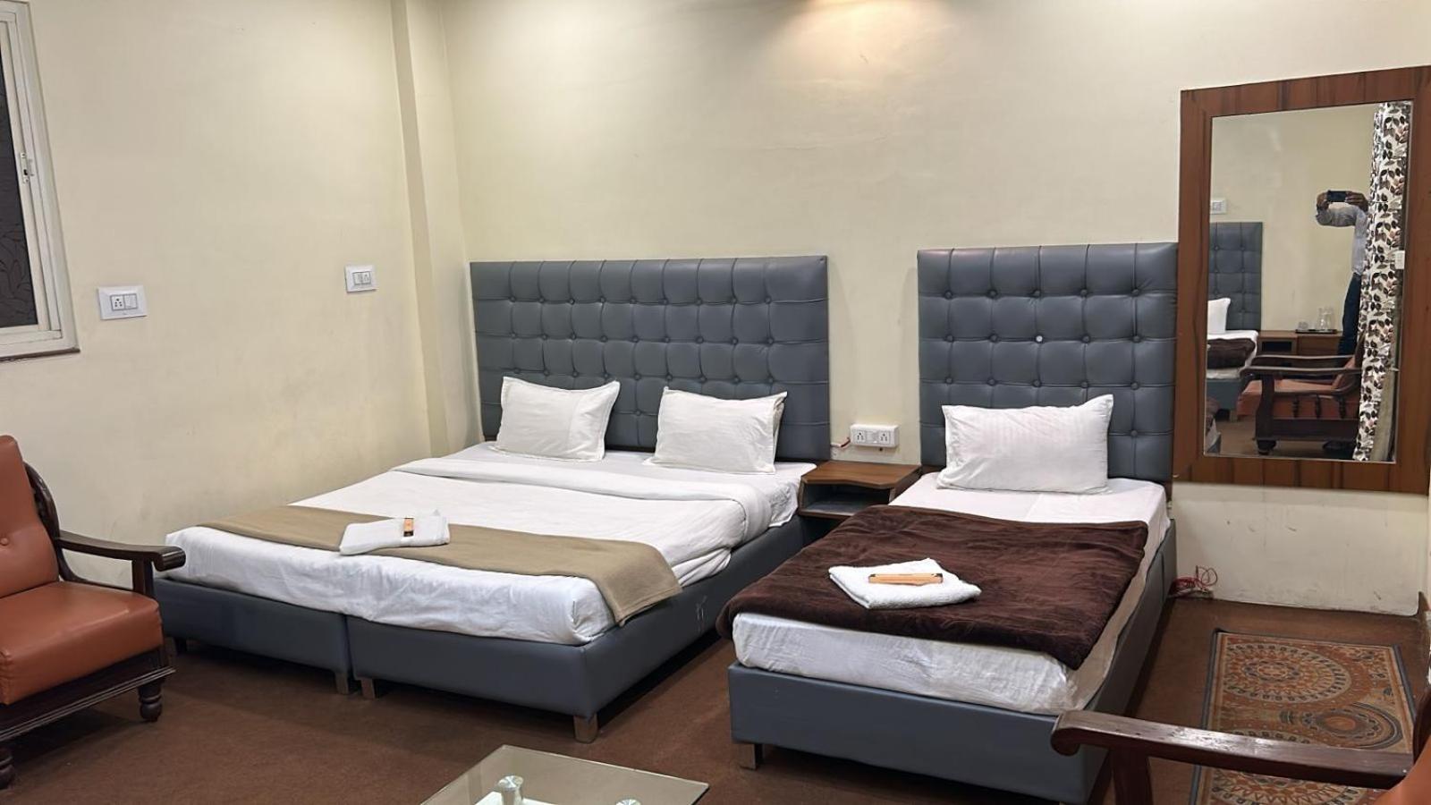 Hotel Empire Ujjain Exteriör bild