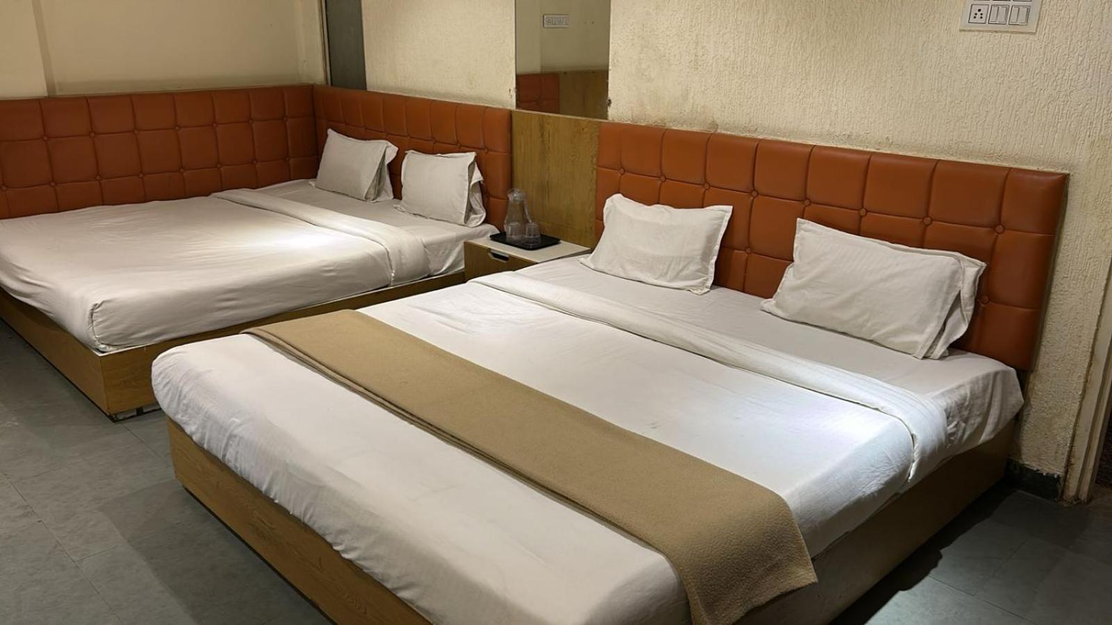 Hotel Empire Ujjain Exteriör bild