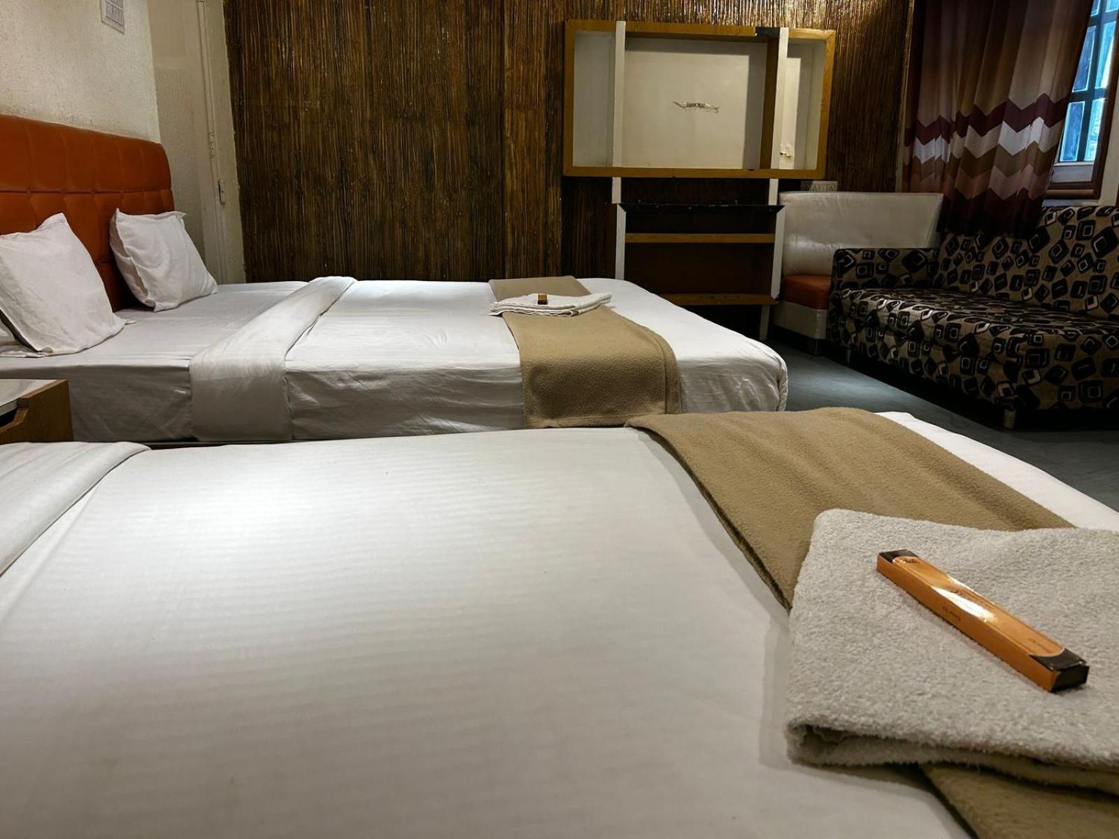 Hotel Empire Ujjain Exteriör bild