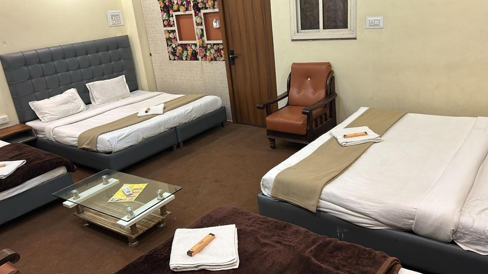 Hotel Empire Ujjain Exteriör bild