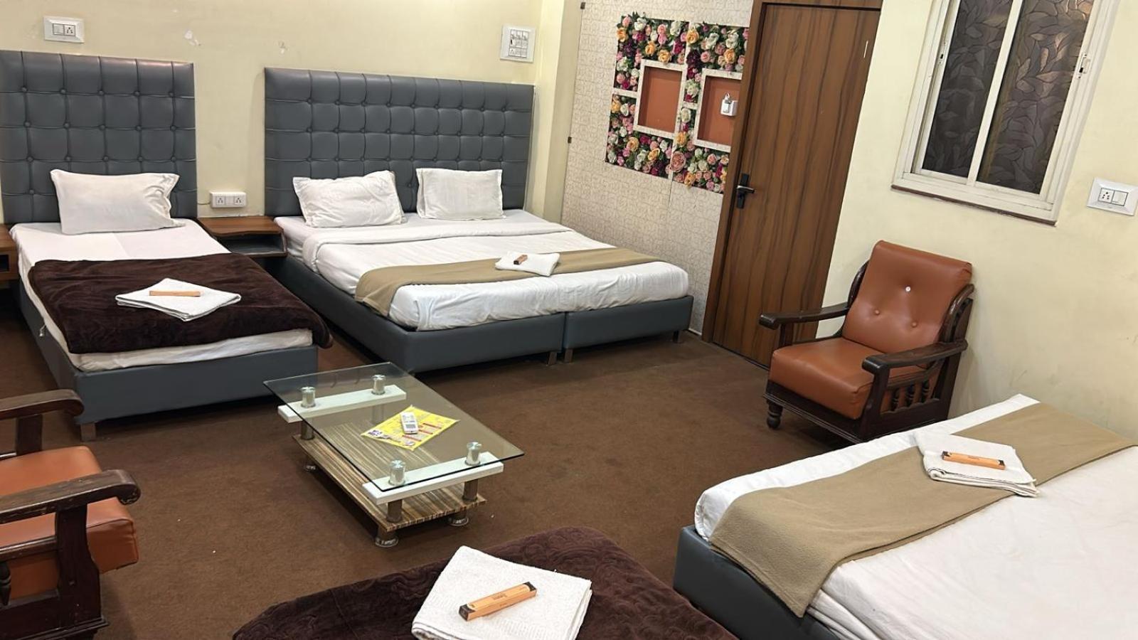 Hotel Empire Ujjain Exteriör bild