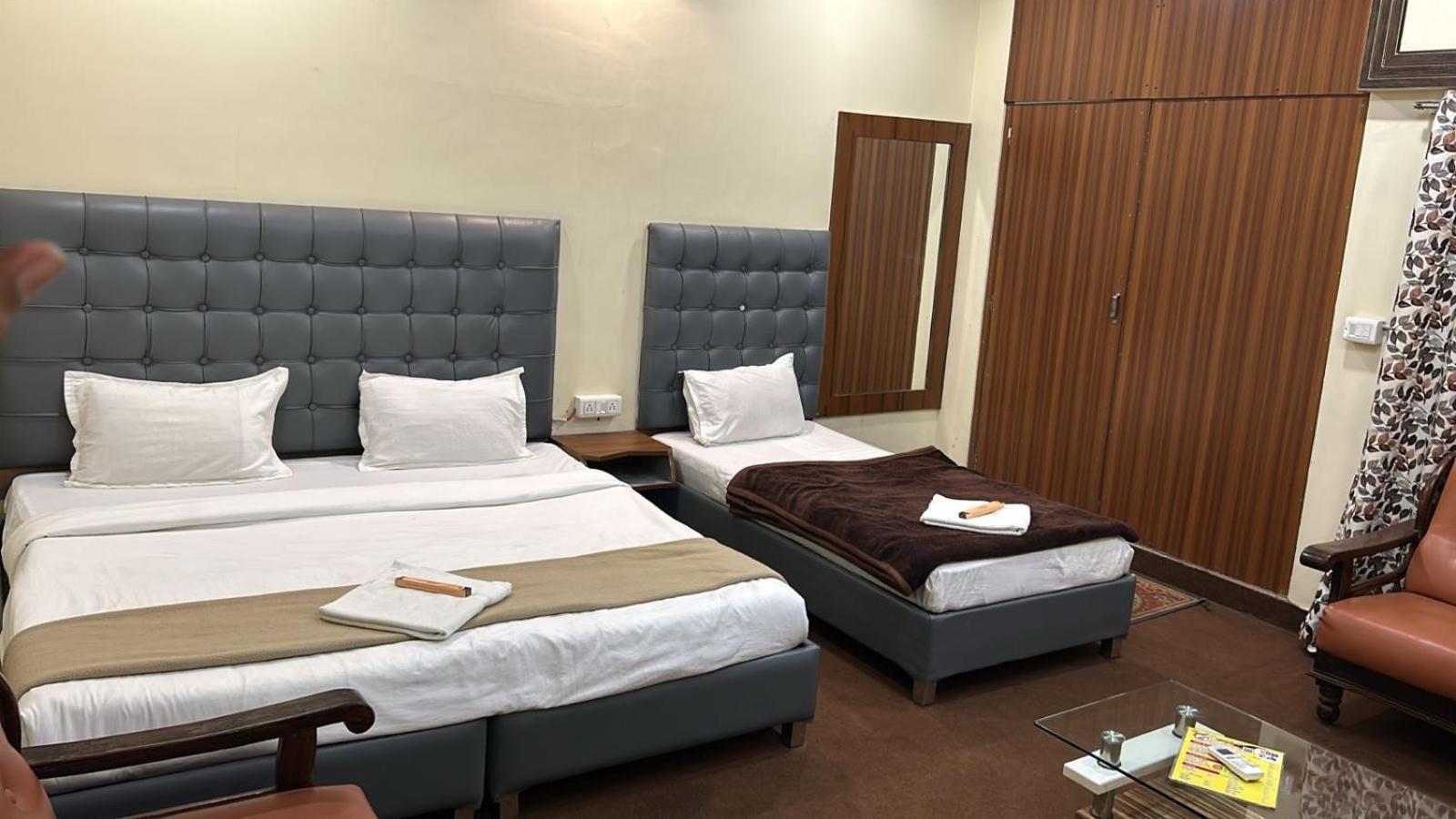 Hotel Empire Ujjain Exteriör bild