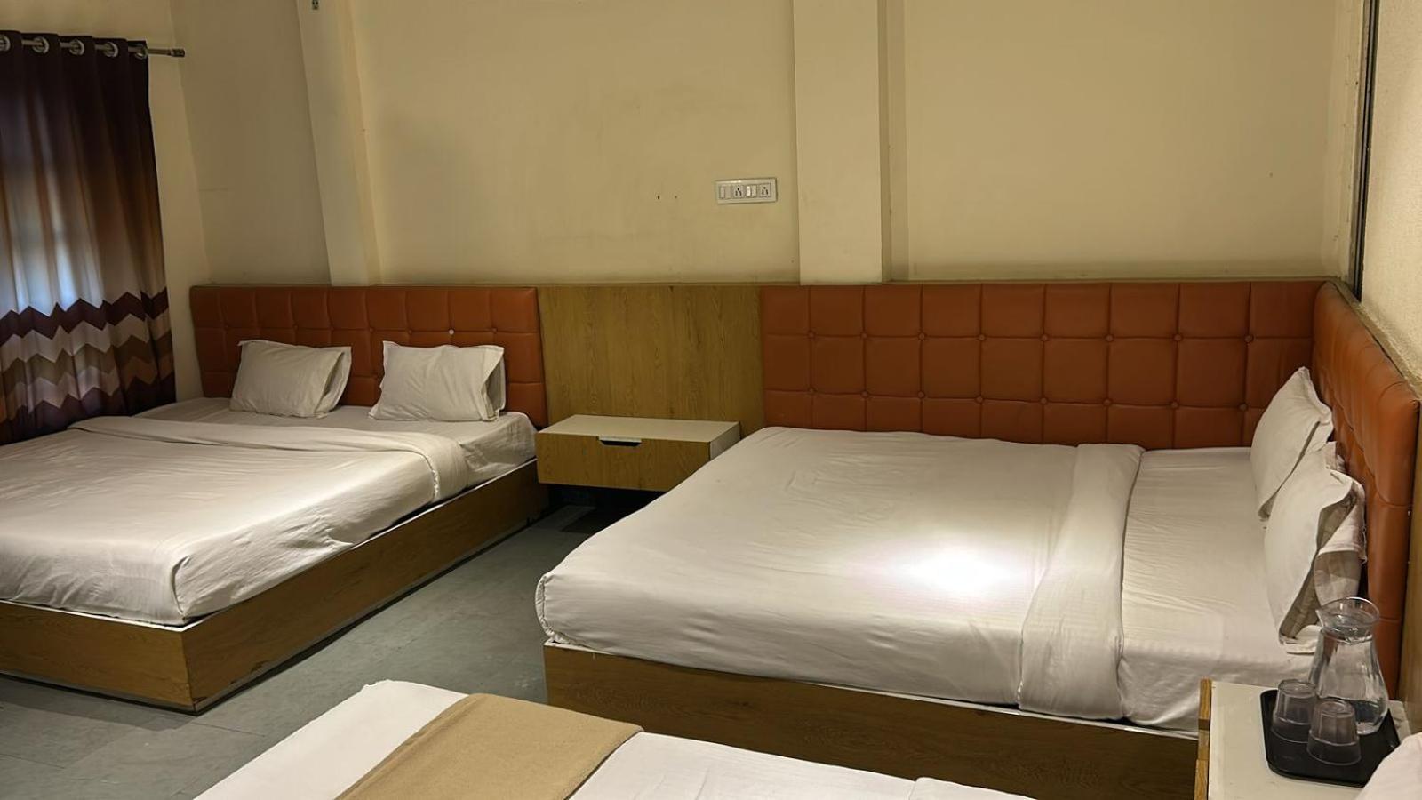 Hotel Empire Ujjain Exteriör bild