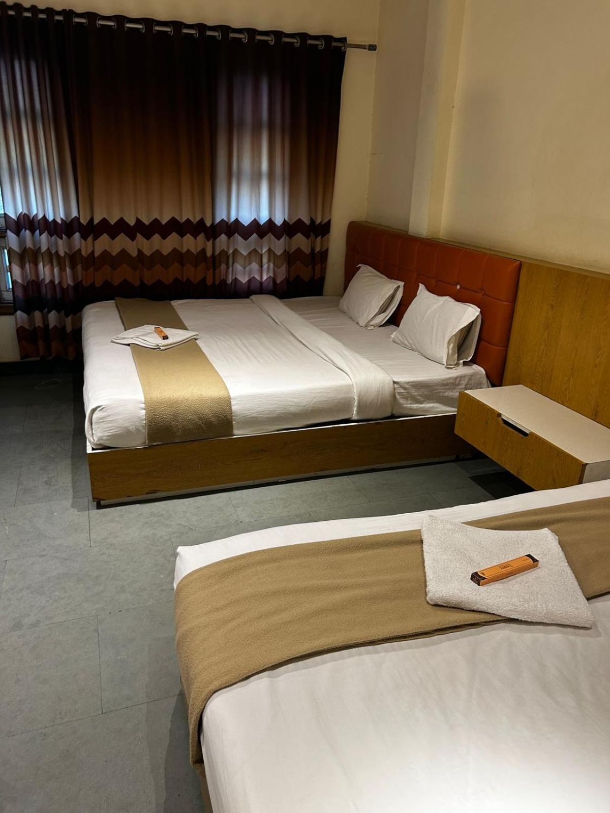 Hotel Empire Ujjain Exteriör bild