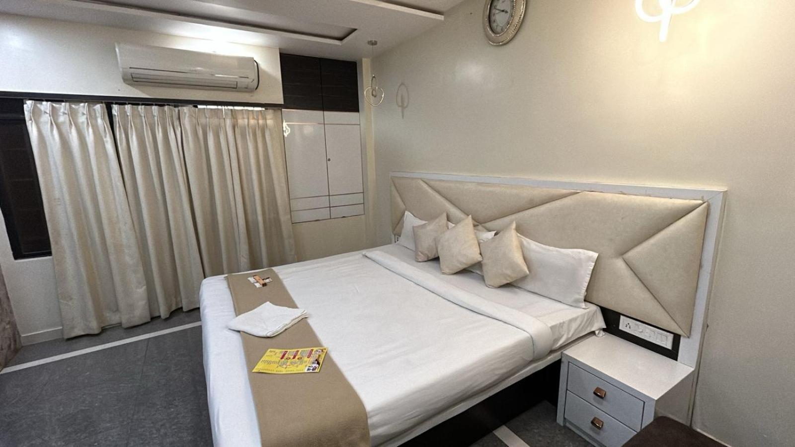 Hotel Empire Ujjain Exteriör bild