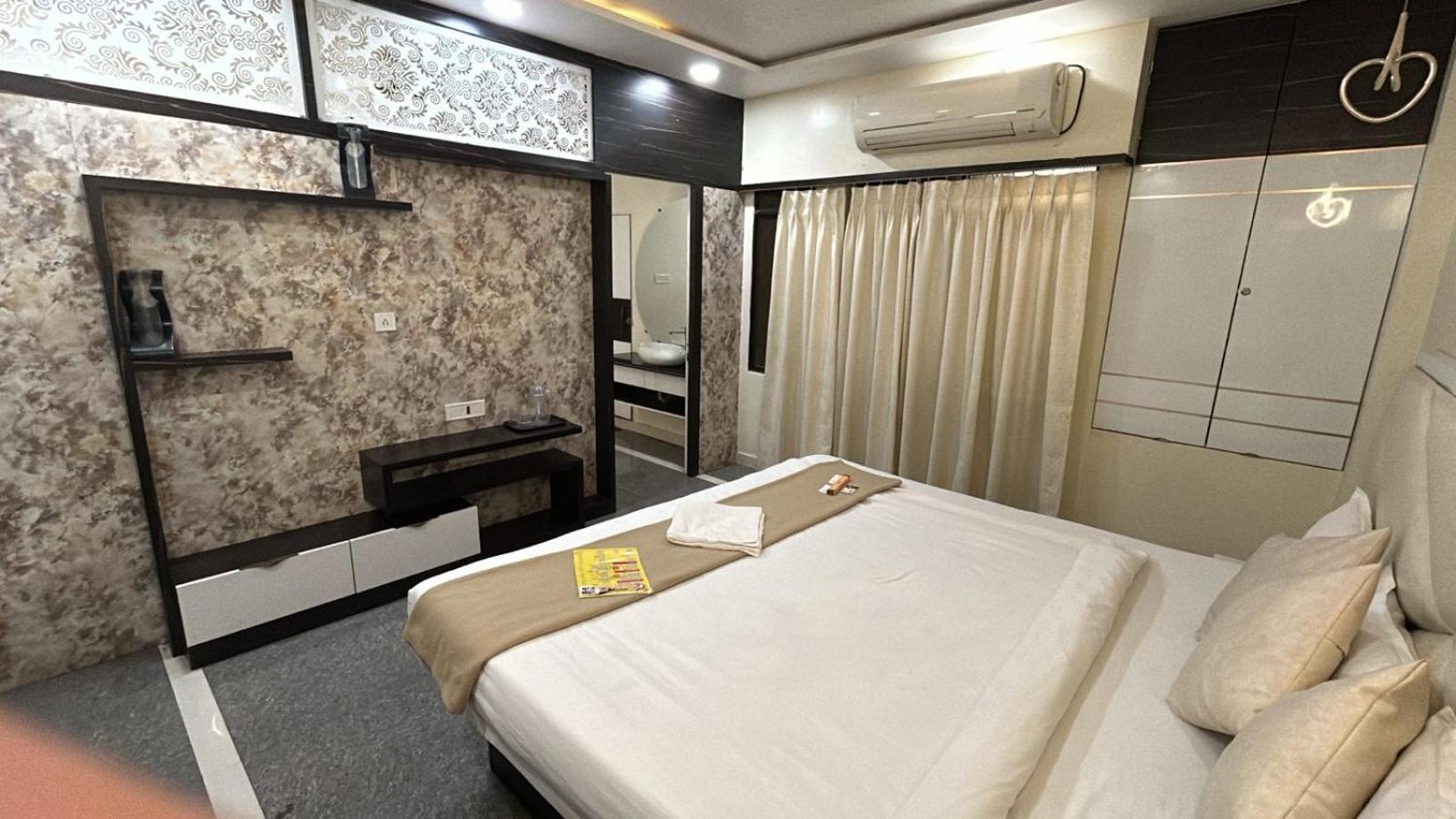 Hotel Empire Ujjain Exteriör bild