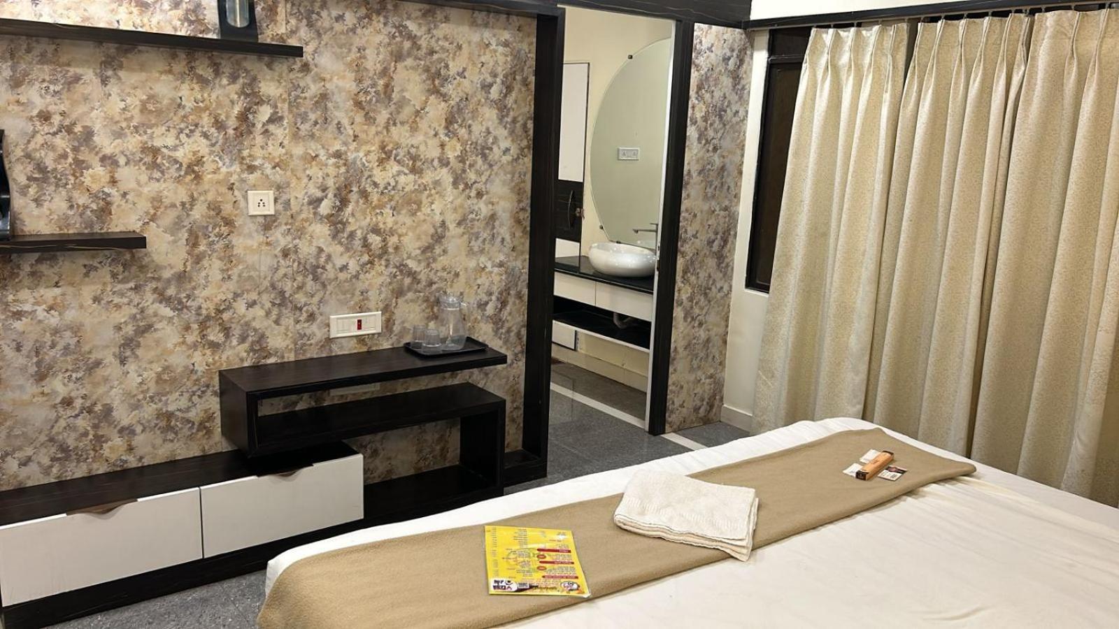 Hotel Empire Ujjain Exteriör bild