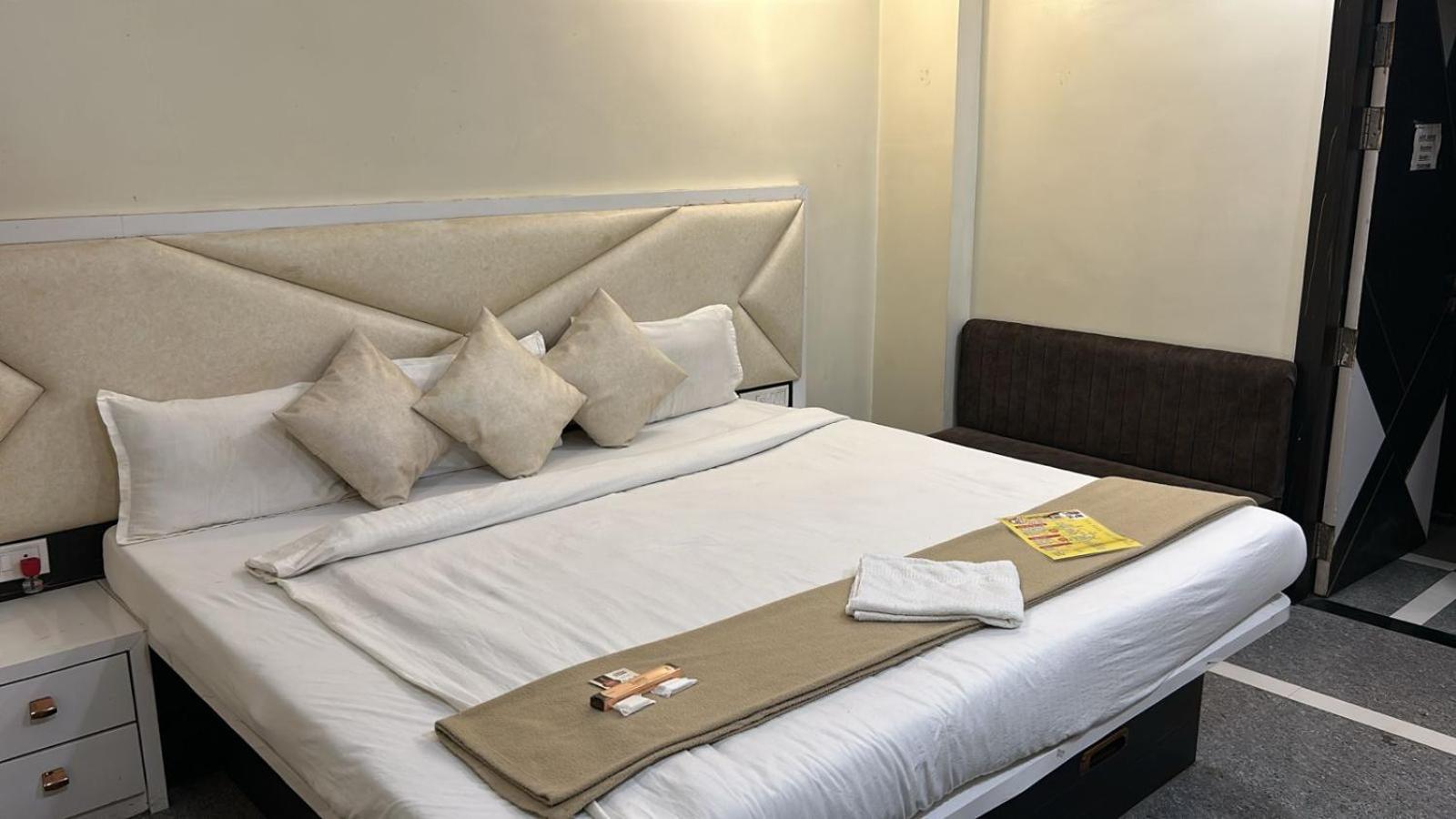 Hotel Empire Ujjain Exteriör bild