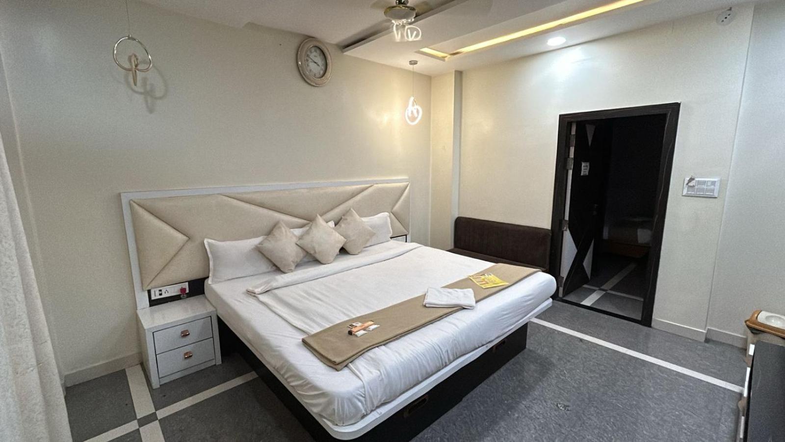 Hotel Empire Ujjain Exteriör bild