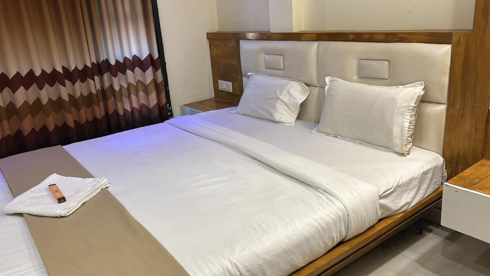 Hotel Empire Ujjain Exteriör bild