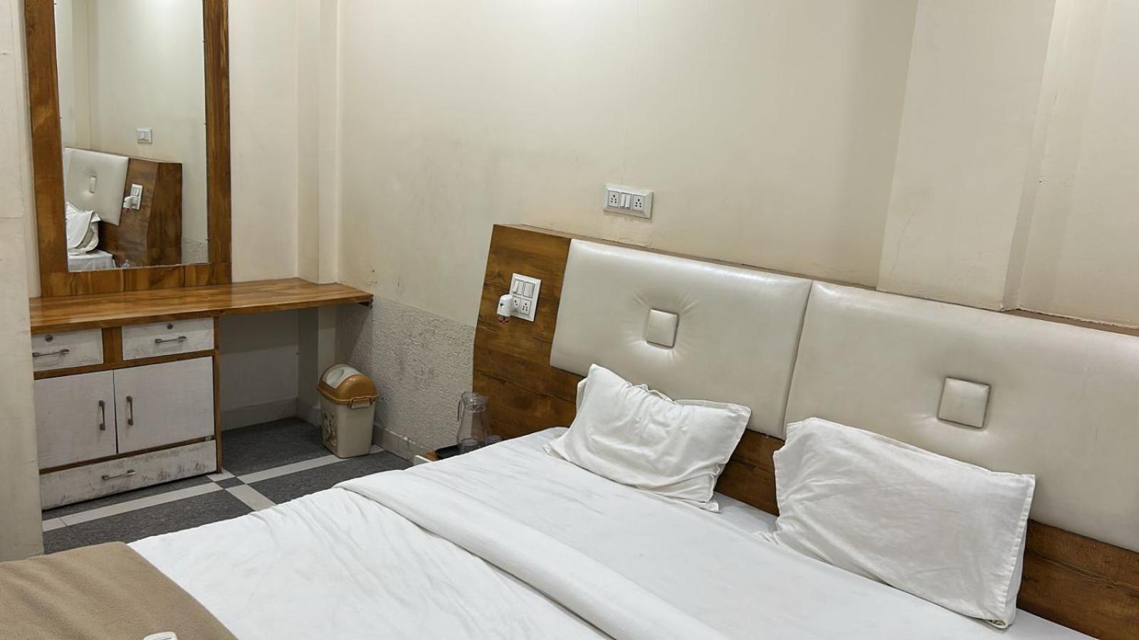 Hotel Empire Ujjain Exteriör bild