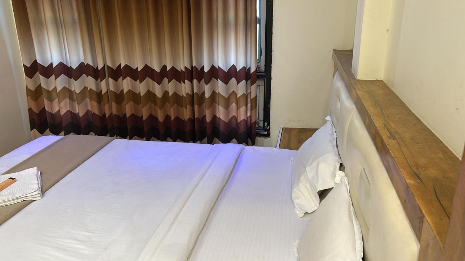 Hotel Empire Ujjain Exteriör bild