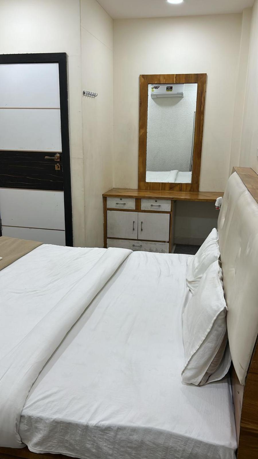 Hotel Empire Ujjain Exteriör bild
