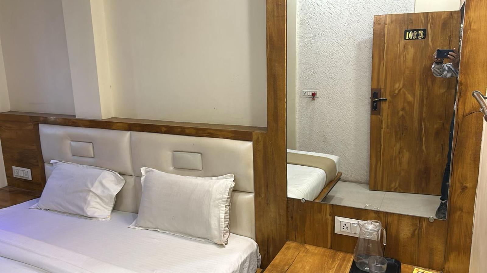 Hotel Empire Ujjain Exteriör bild