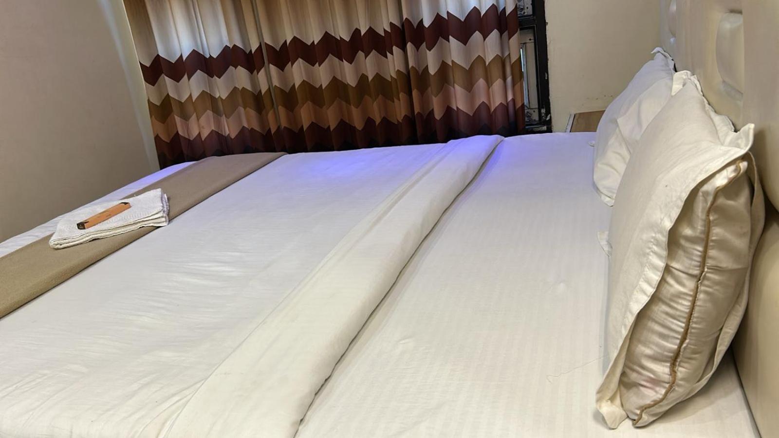 Hotel Empire Ujjain Exteriör bild