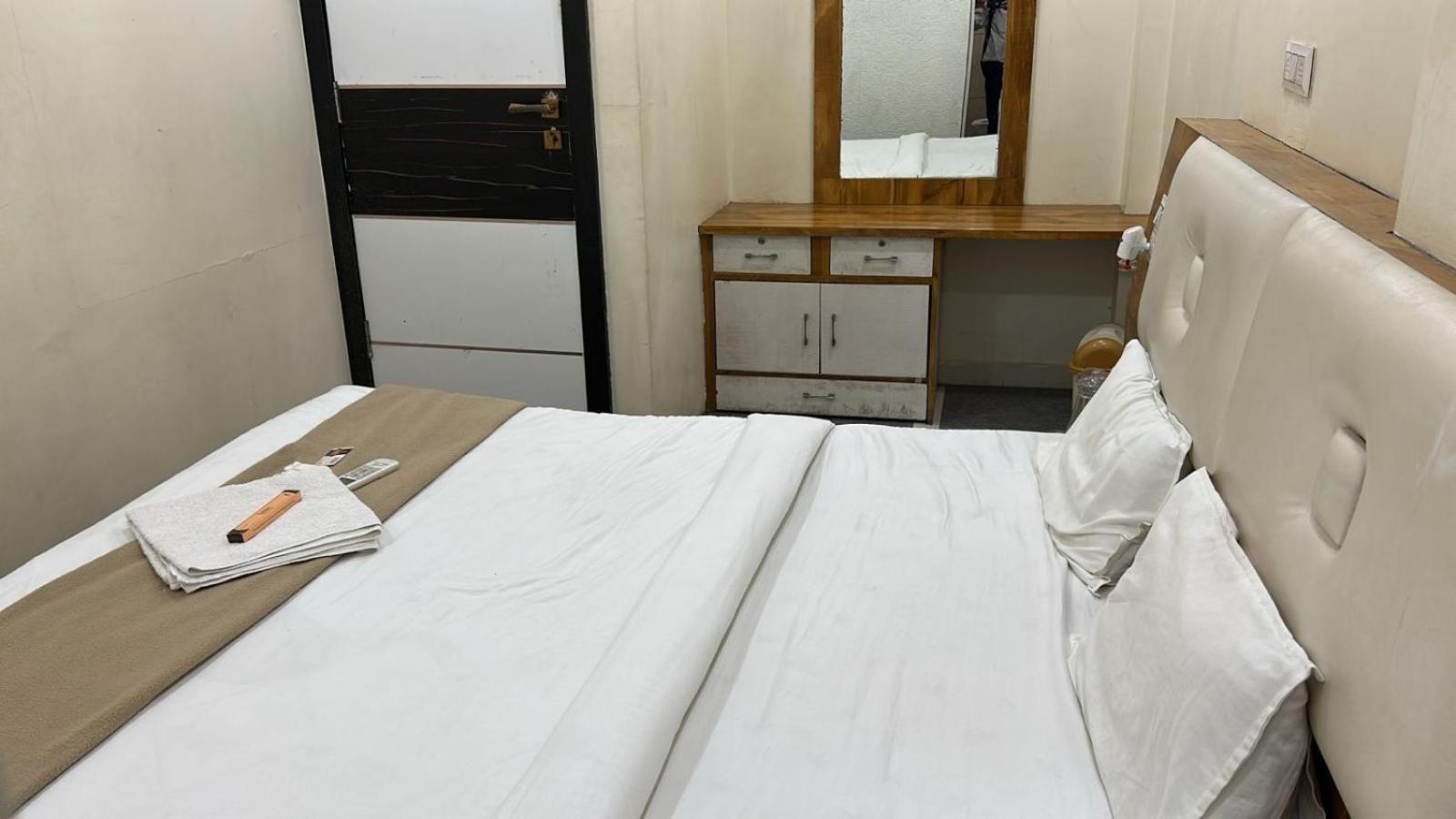 Hotel Empire Ujjain Exteriör bild