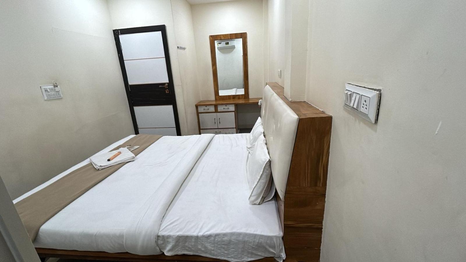 Hotel Empire Ujjain Exteriör bild