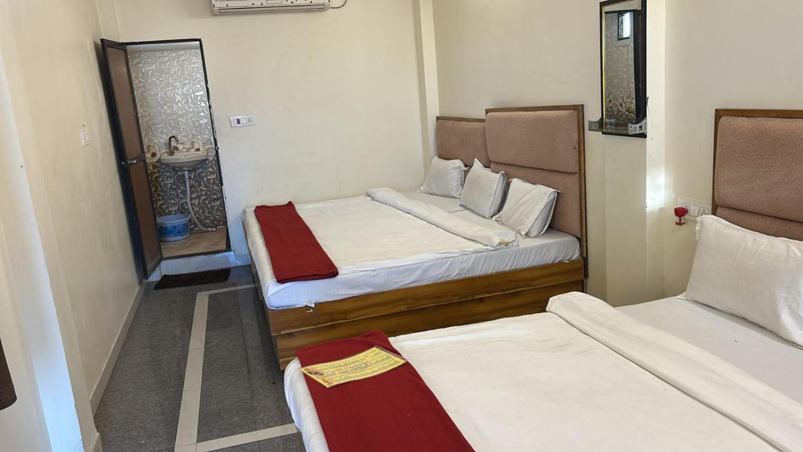 Hotel Empire Ujjain Exteriör bild