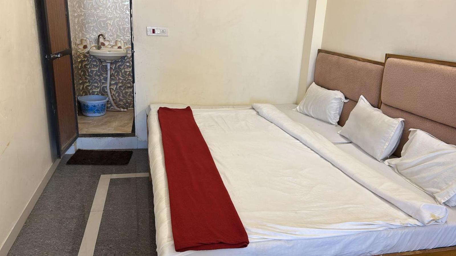 Hotel Empire Ujjain Exteriör bild