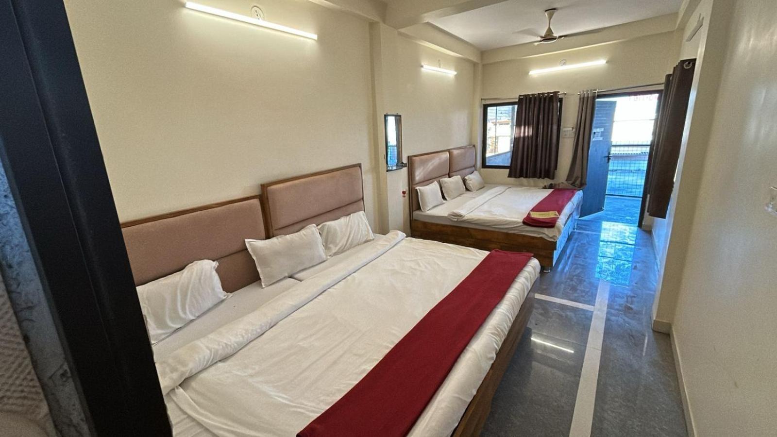 Hotel Empire Ujjain Exteriör bild