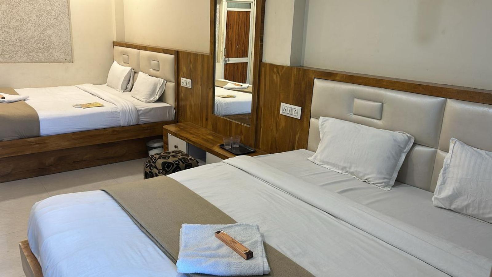 Hotel Empire Ujjain Exteriör bild