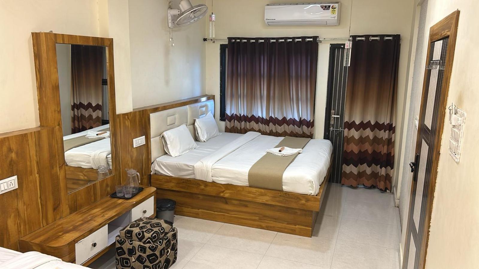 Hotel Empire Ujjain Exteriör bild