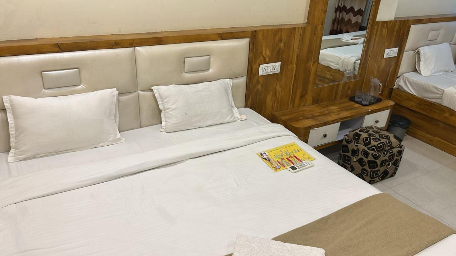 Hotel Empire Ujjain Exteriör bild