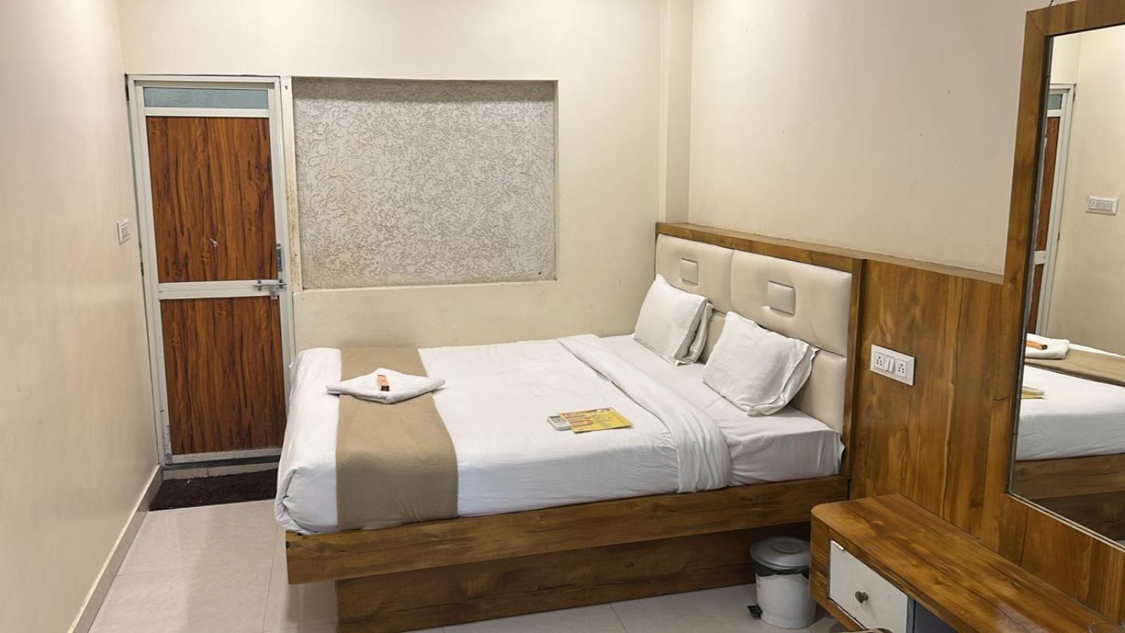 Hotel Empire Ujjain Exteriör bild