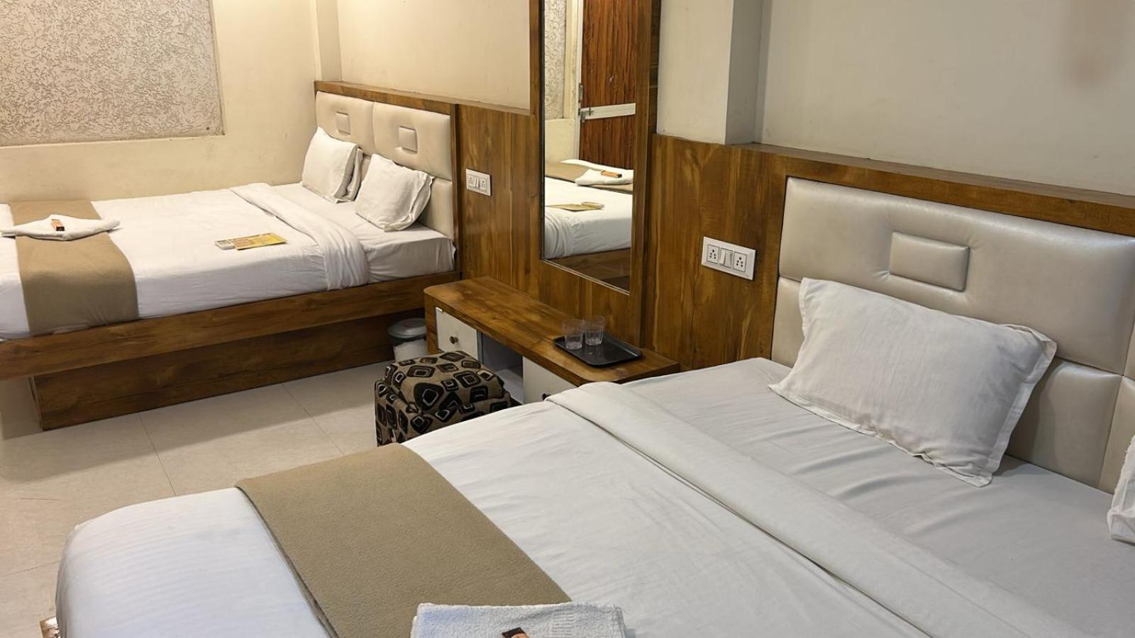 Hotel Empire Ujjain Exteriör bild