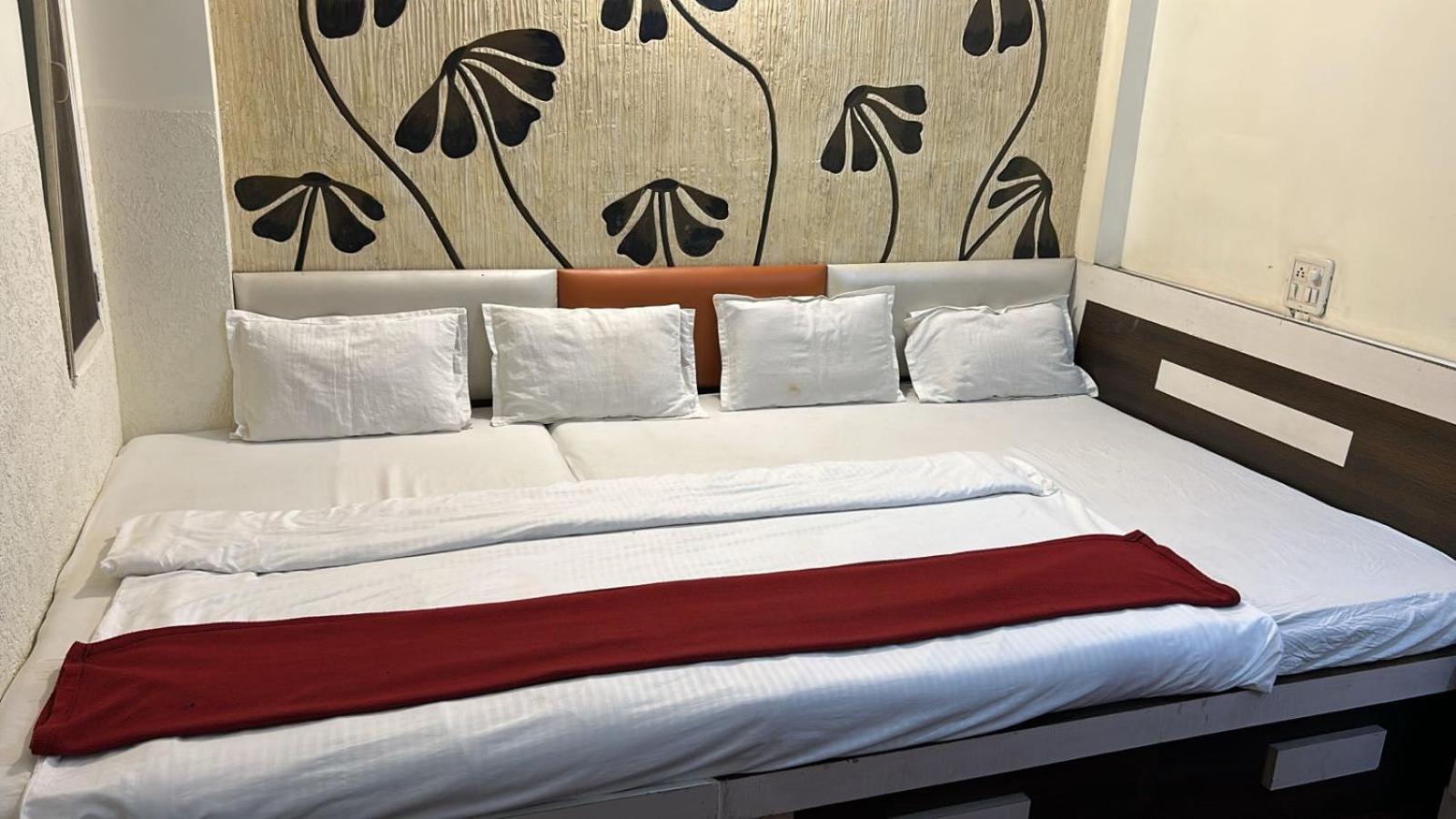 Hotel Empire Ujjain Exteriör bild