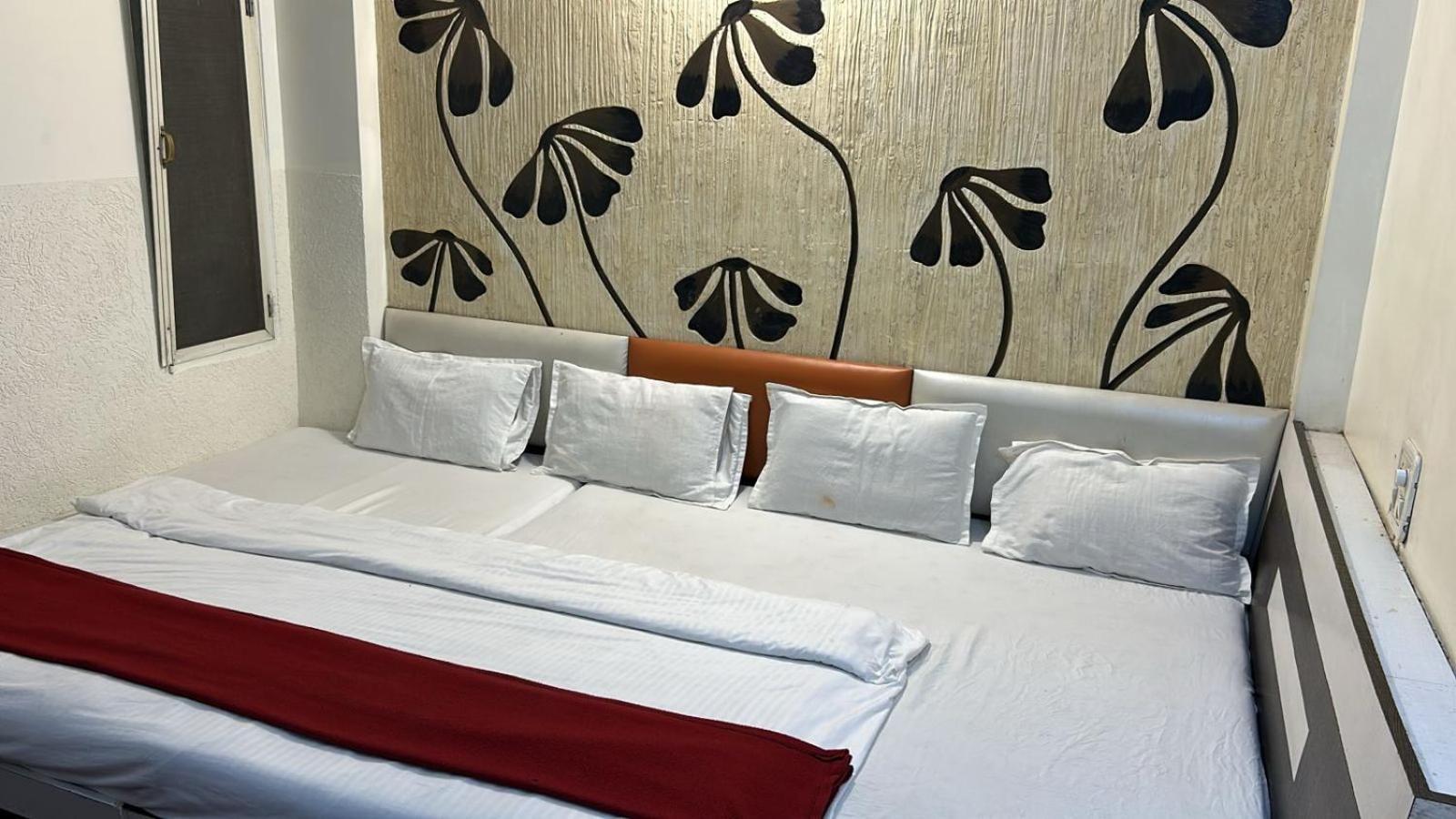 Hotel Empire Ujjain Exteriör bild