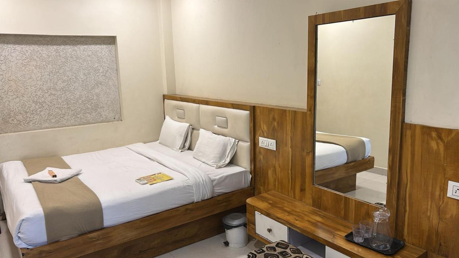 Hotel Empire Ujjain Exteriör bild