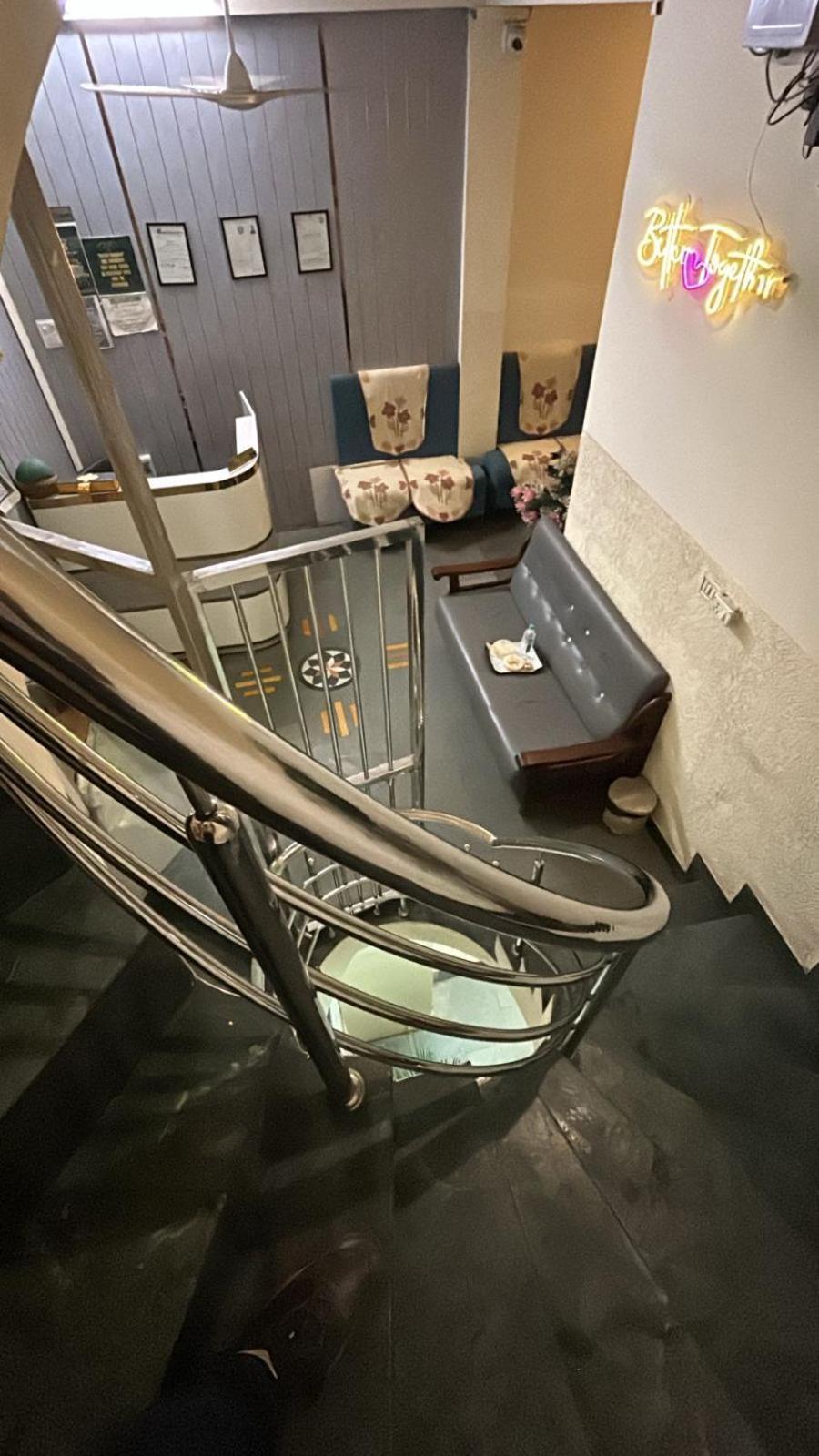 Hotel Empire Ujjain Exteriör bild